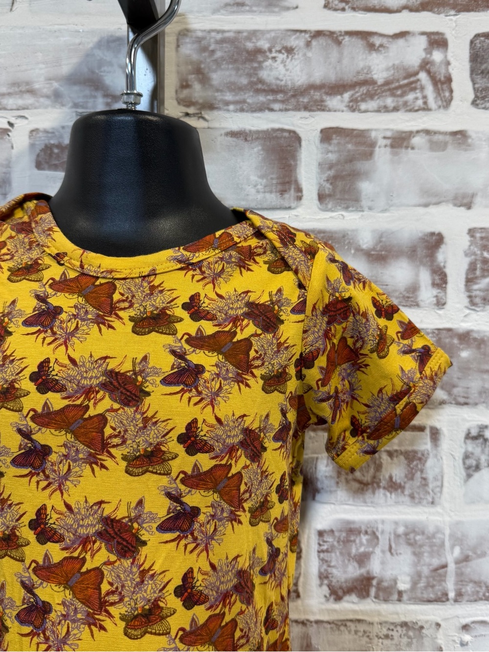 kate quinn Yellow Floral & Butterfly Print Short Sleeve snap Tee
